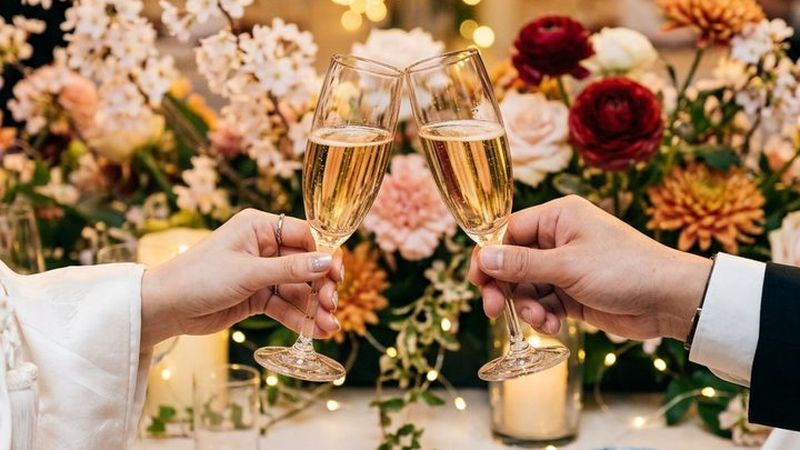 結婚式でスマホを構えるゲストのイメージ