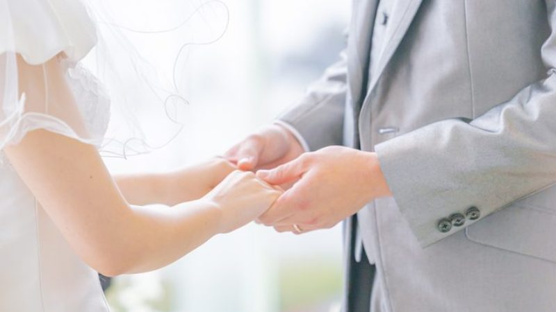指輪を交換する新郎新婦の手もと